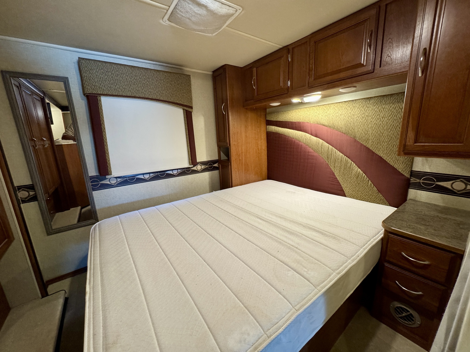 IMG_8243.jpg - 2015 Winnebago Class C Motorhome rental photo 7