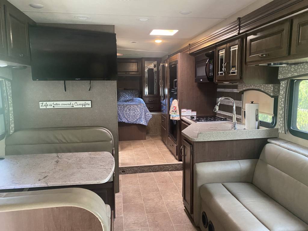 643c7ea93100312164418d4e.jpg - 2018 Thor Motor Coach Class C Motorhome rental photo 6