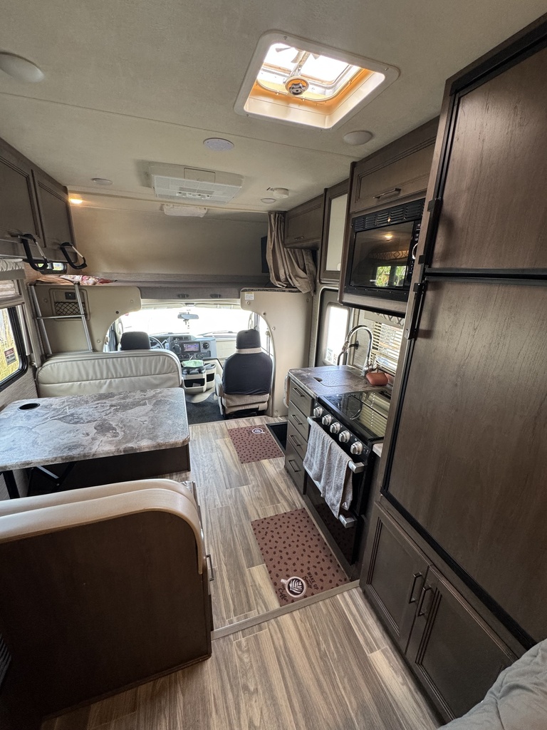 IMG_1763.jpeg - 2021 Thor Four Winds Class C Motorhome rental photo 2