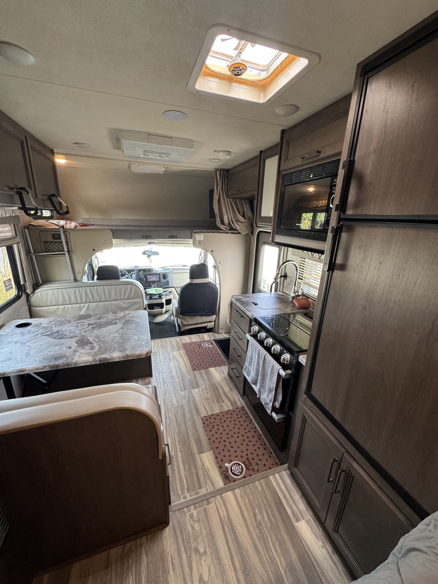 IMG_1763.jpeg - 2021 Thor Four Winds Class C Motorhome rental photo 2