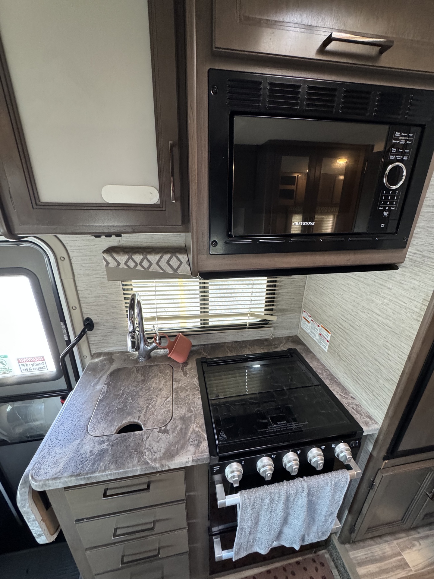 IMG_1759.jpeg - 2021 Thor Four Winds Class C Motorhome rental photo 4