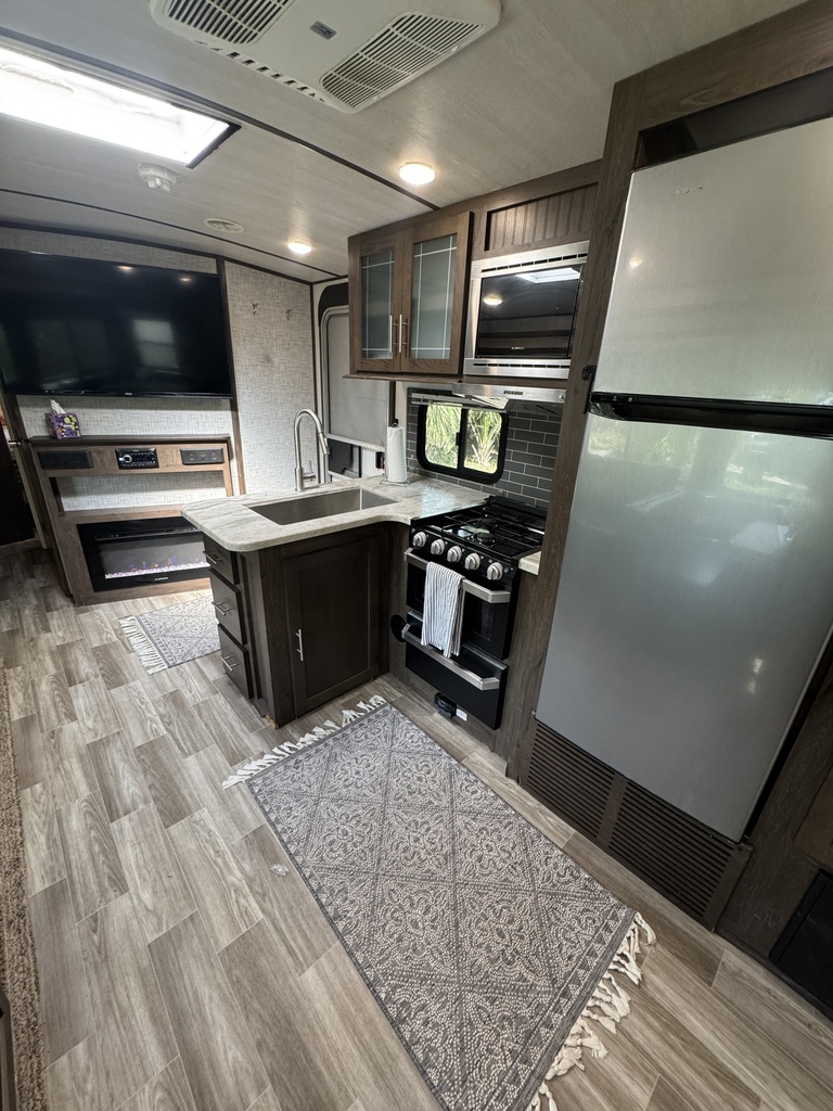 IMG_0835.jpeg - 2020 Happening Travel Trailer rental photo 4