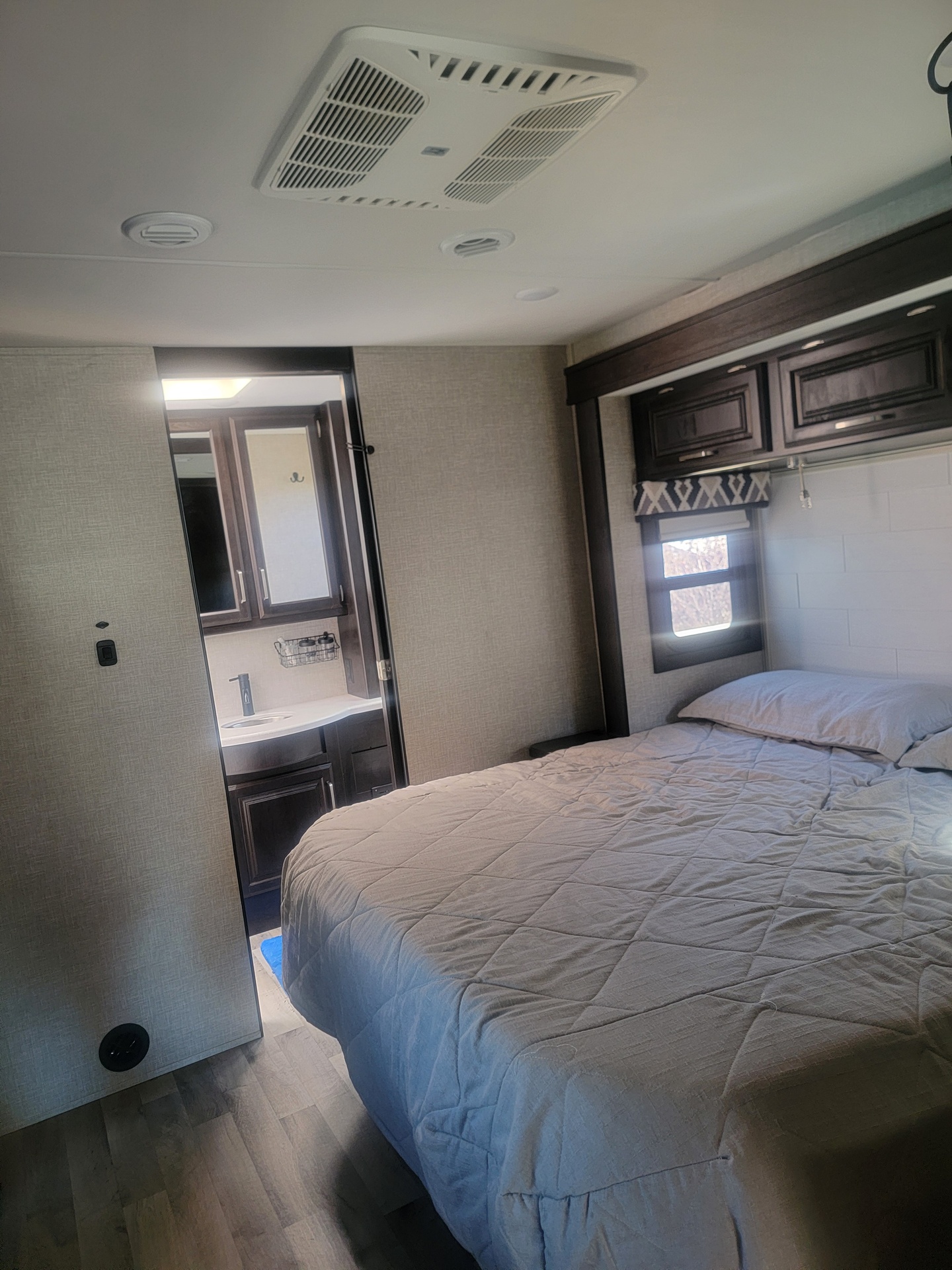 MASTER BED.jpg - 2022 Jayco Class C Motorhome rental photo 5