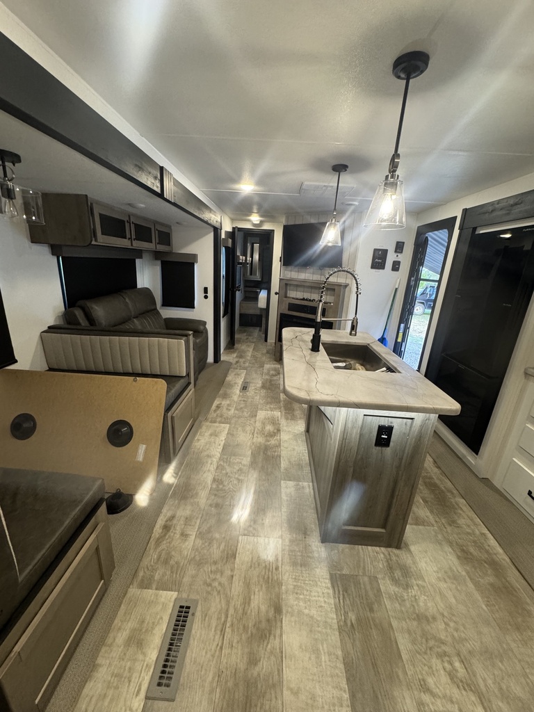 IMG_6499.jpeg - 2025 Palomino Travel Trailer rental photo 3