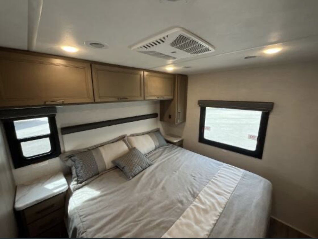 IMG_4048.jpeg - 2024 Thor motor coach Class A Motorhome rental photo 2