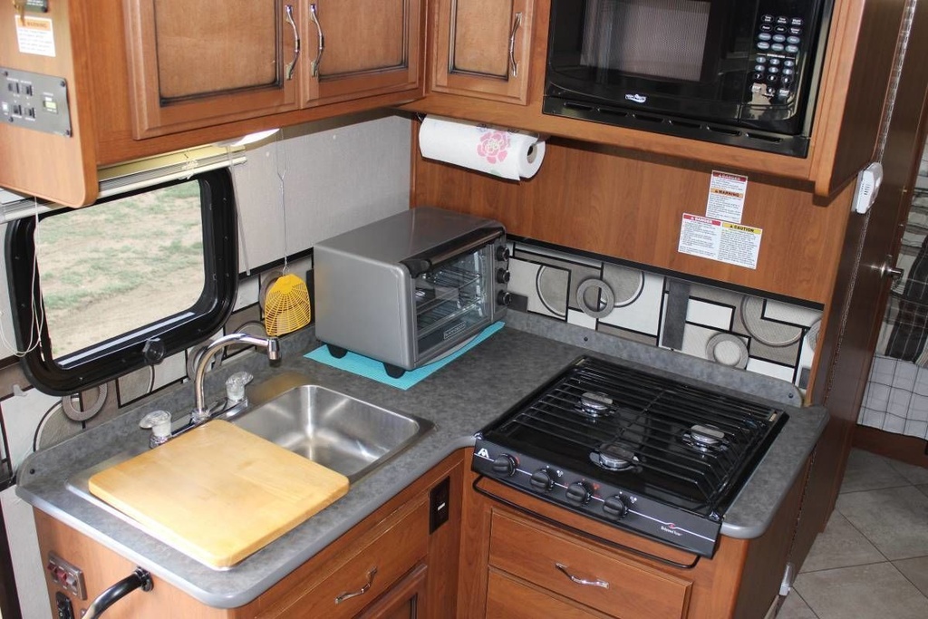 Photo 10 - 2015 Fleetwood Class A Motorhome rental photo 12