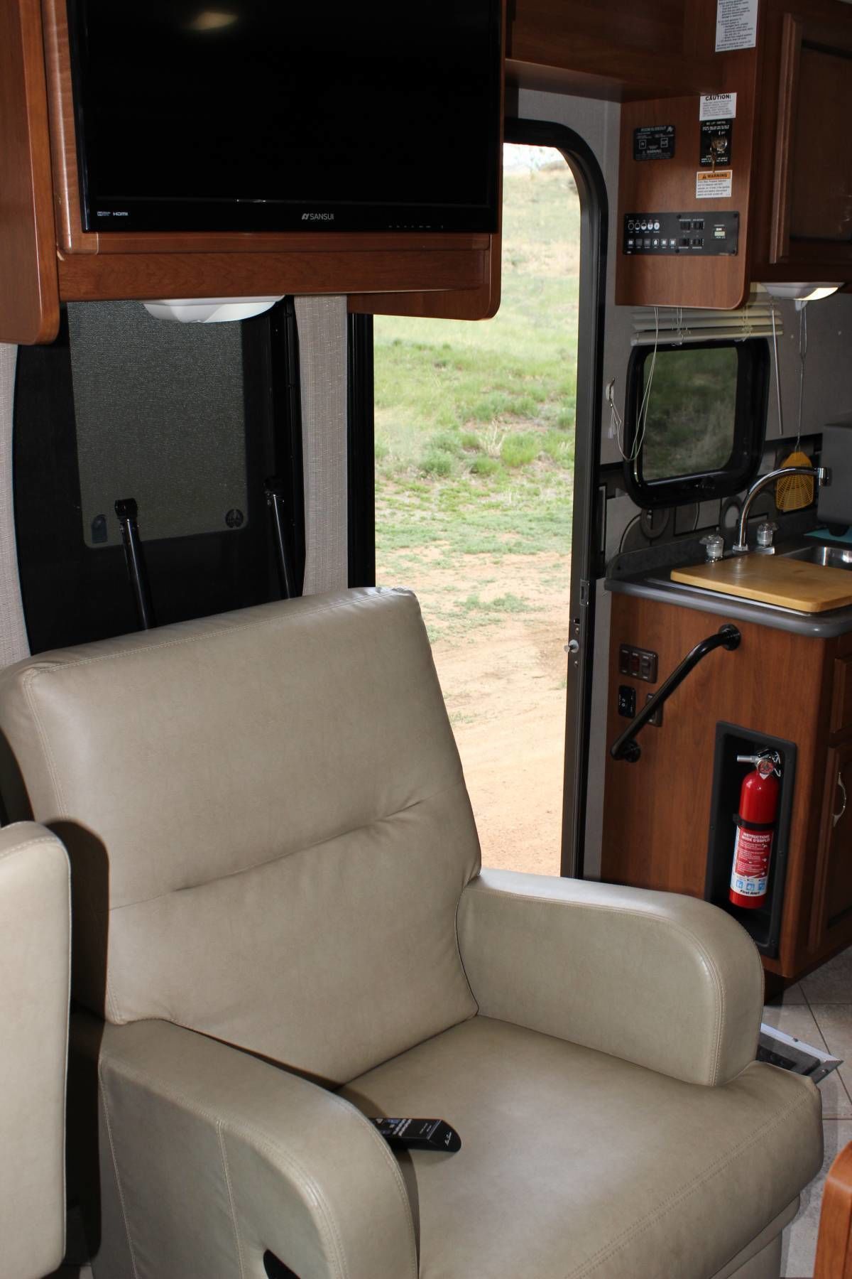 Photo 12 - 2015 Fleetwood Class A Motorhome rental photo 14