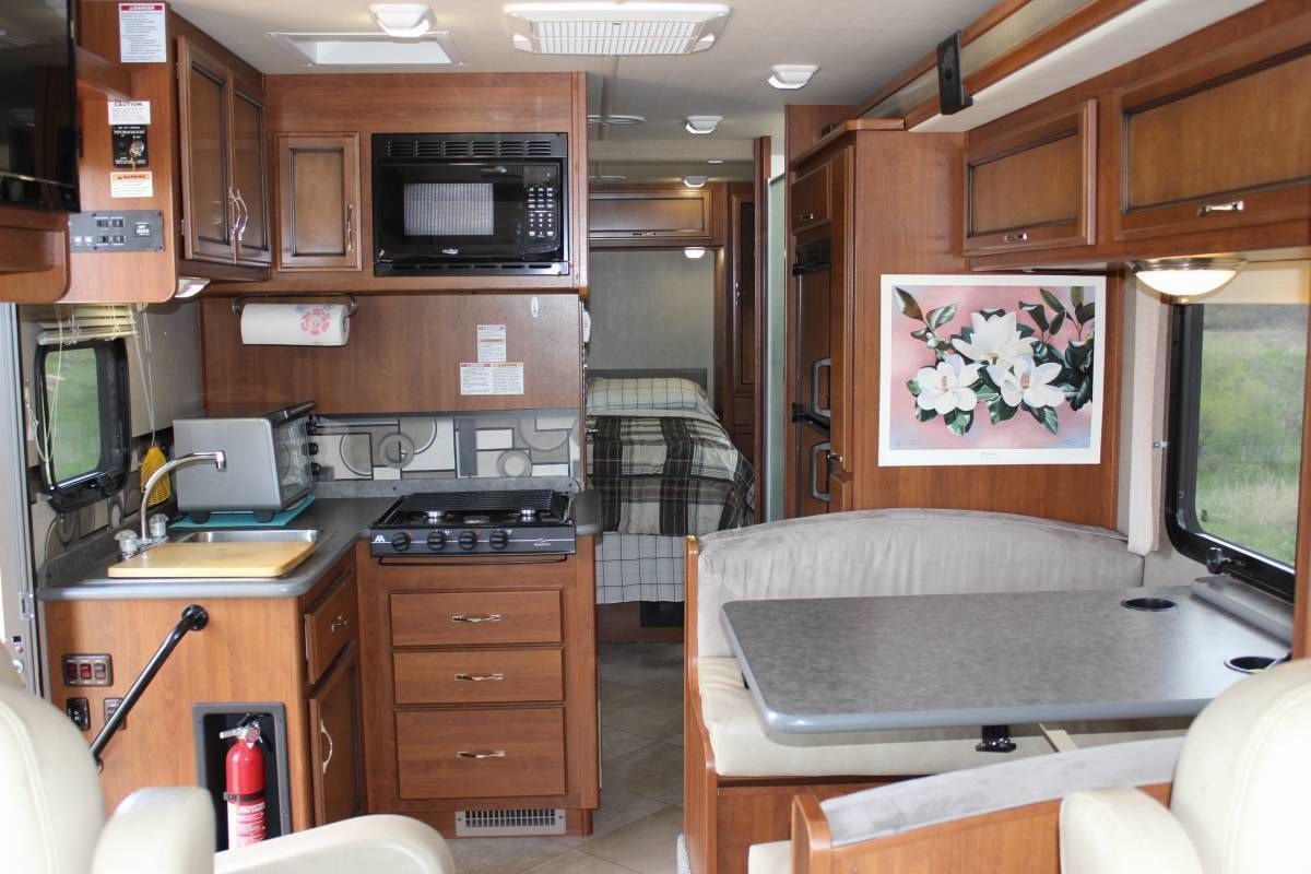 Photo 13 - 2015 Fleetwood Class A Motorhome rental photo 15