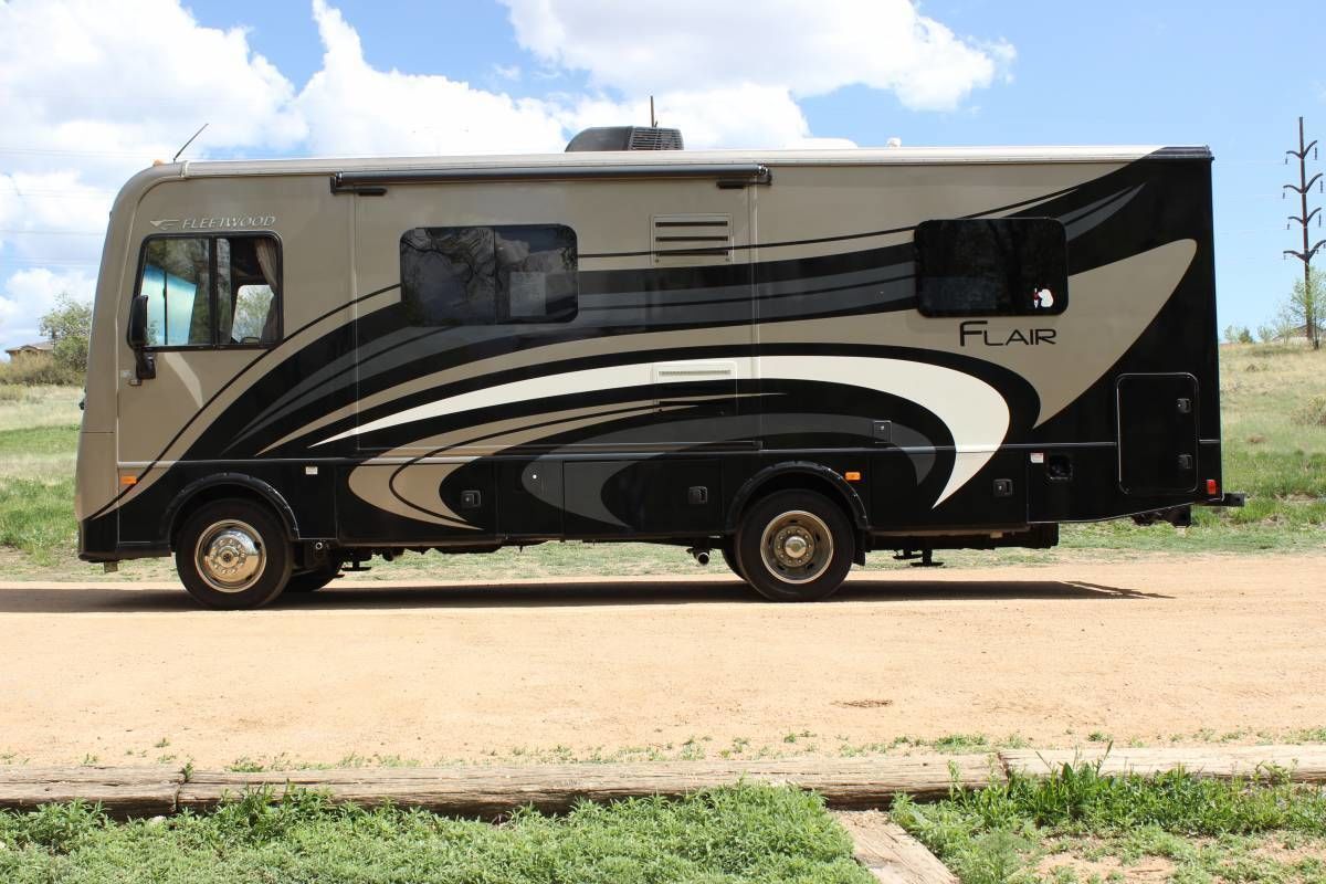 Photo 15 - 2015 Fleetwood Class A Motorhome rental photo 17