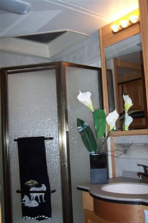 Photo 8 - 2006 Monaco Class A Motorhome rental photo 10