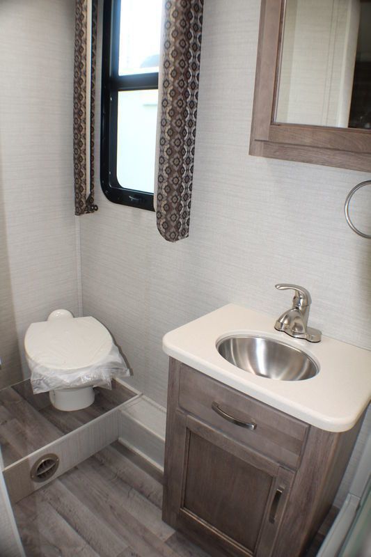 Photo 18 - 2016 Ford Class A Motorhome rental photo 20