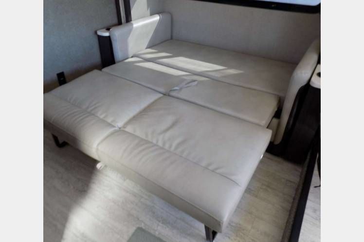 Photo 13 - 2018 Thor Motor Coach Class A Motorhome rental photo 15