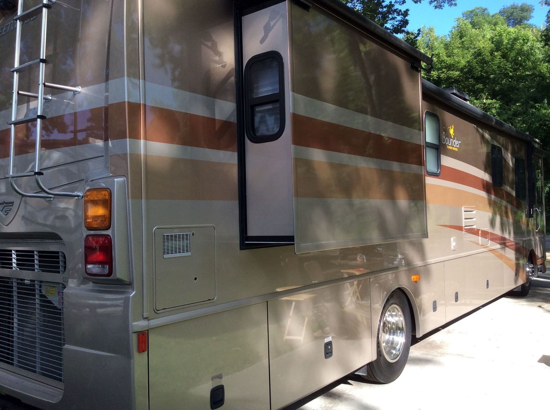 Photo 1 - 2007 Fleetwood Class A Motorhome rental photo 3