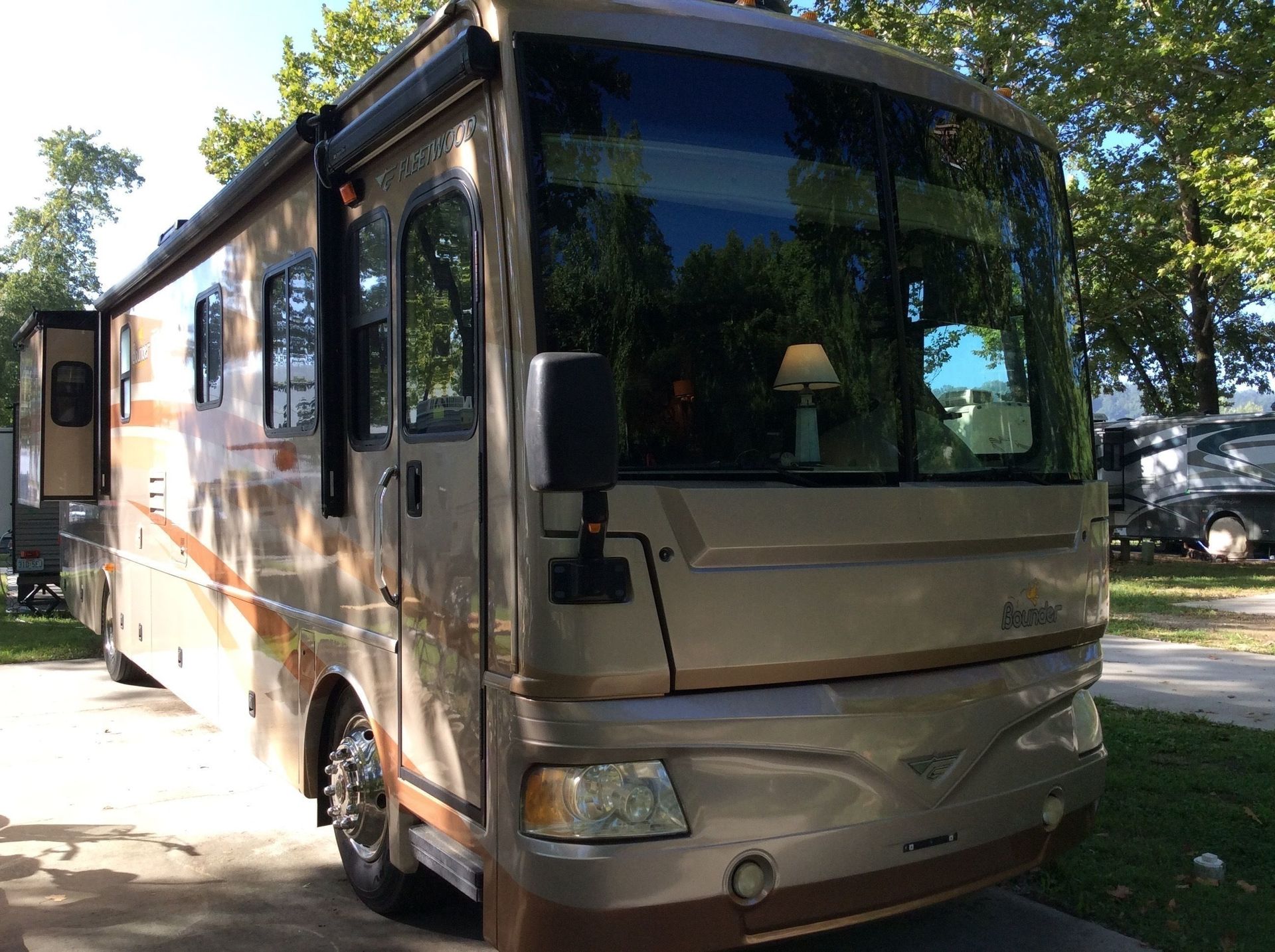Photo 2 - 2007 Fleetwood Class A Motorhome rental photo 4