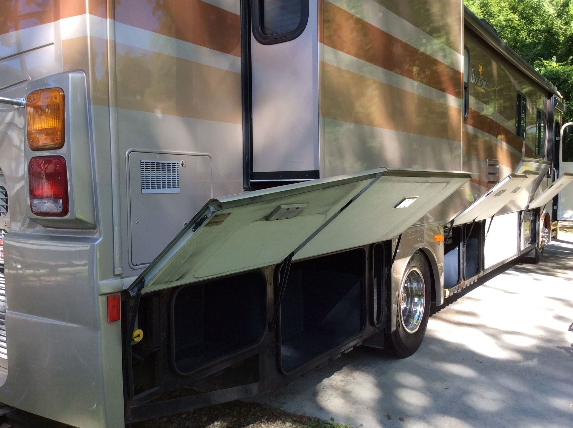 Photo 13 - 2007 Fleetwood Class A Motorhome rental photo 15