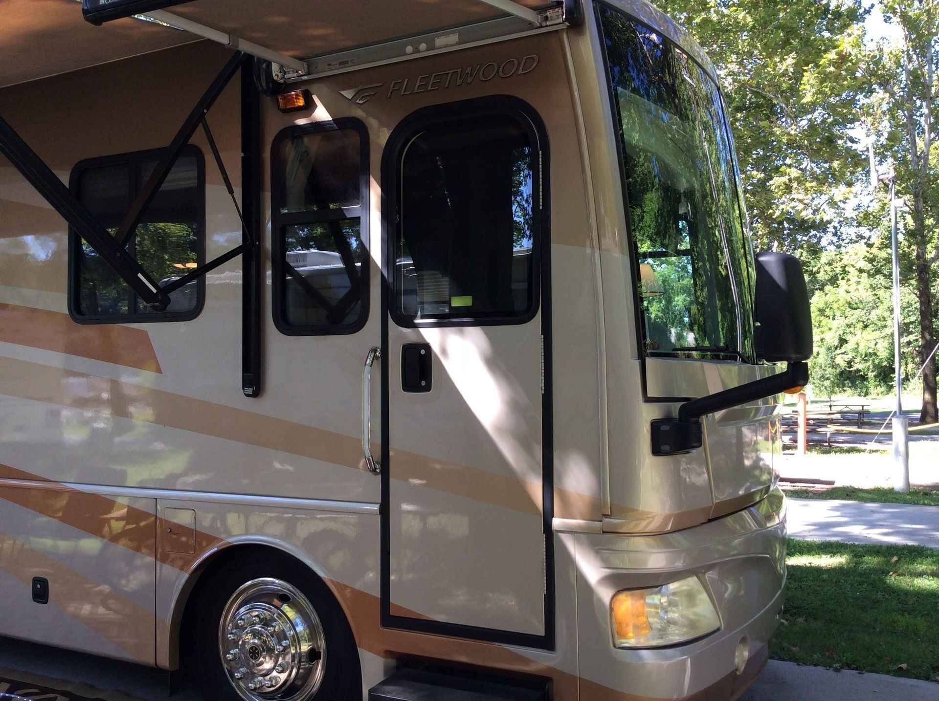 Photo 17 - 2007 Fleetwood Class A Motorhome rental photo 19