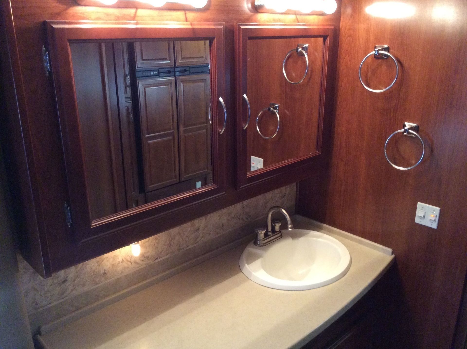 Photo 57 - 2007 Fleetwood Class A Motorhome rental photo 59