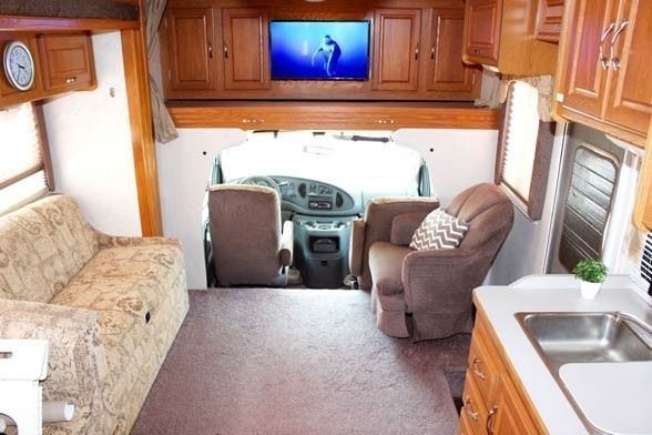 Photo 7 - 2003 Ford Class C Motorhome rental photo 9