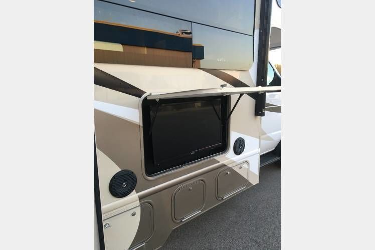 Photo 15 - 2017 Thor Class C Motorhome rental photo 17