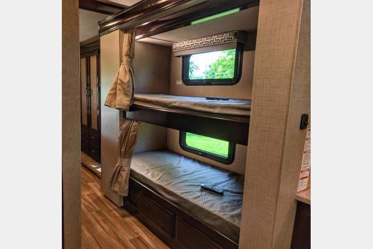 Photo 35 - 2017 Thor Class C Motorhome rental photo 37
