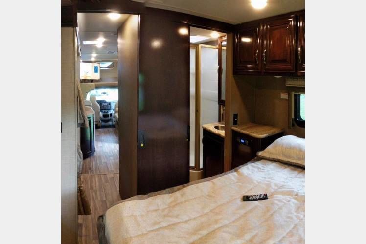 Photo 37 - 2017 Thor Class C Motorhome rental photo 39