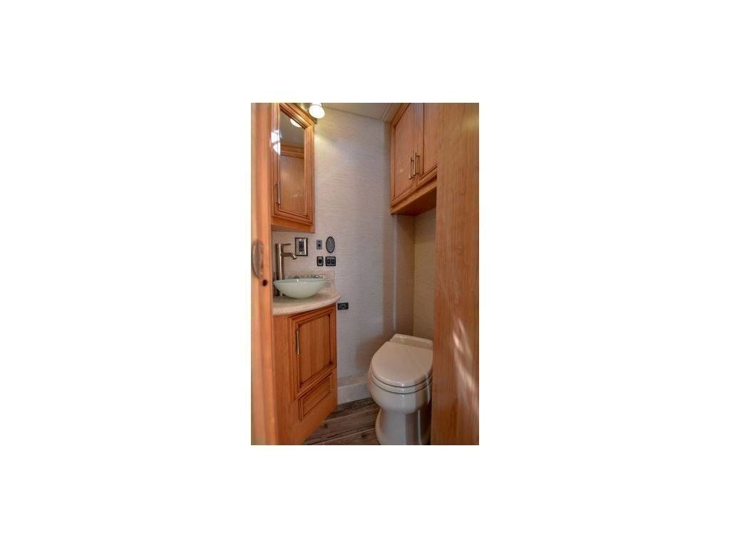 Photo 4 - 2018 Newmar Class A Motorhome rental photo 6