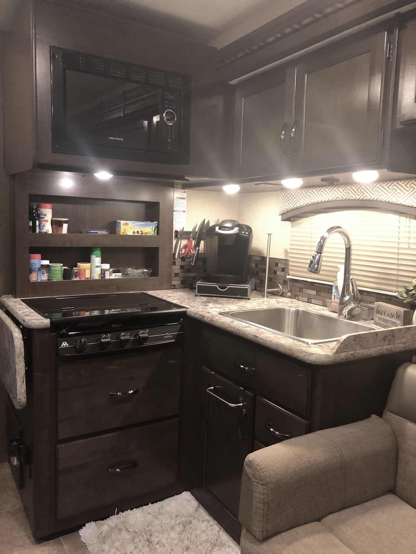 Photo 14 - 2018 Thor Class C Motorhome rental photo 16