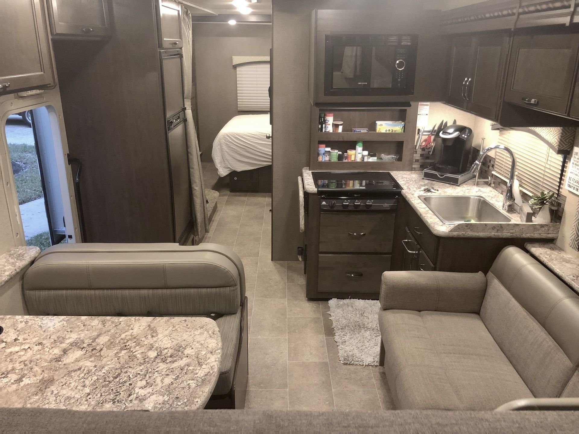 Photo 18 - 2018 Thor Class C Motorhome rental photo 20