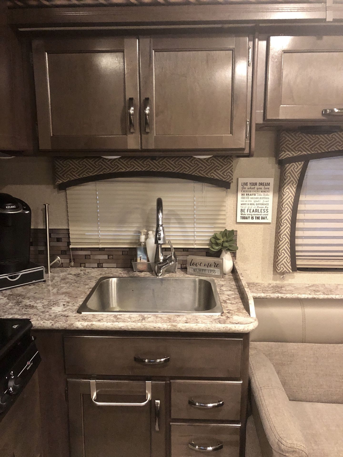 Photo 19 - 2018 Thor Class C Motorhome rental photo 21