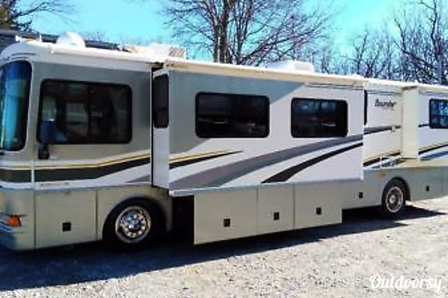 Photo 5 - 2004 Fleetwood Class A Motorhome rental photo 7