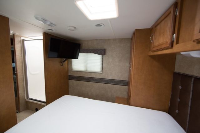 Photo 9 - 2014 Winnebago Class C Motorhome rental photo 11