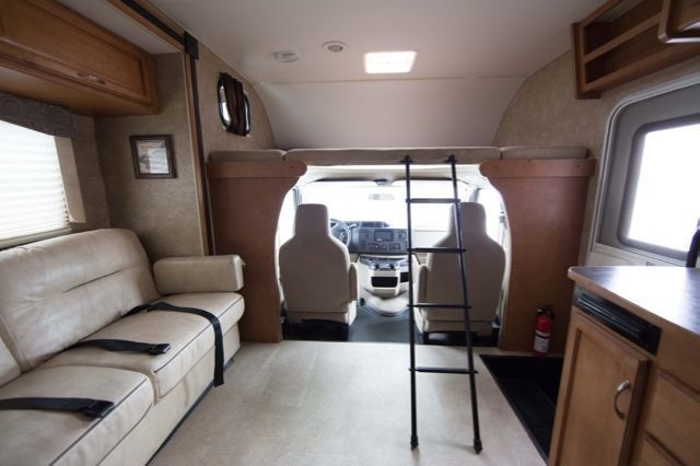 Photo 6 - 2015 Winnebago Class C Motorhome rental photo 8