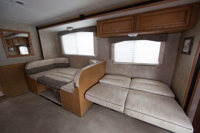 Photo 9 - 2015 Winnebago Class C Motorhome rental photo 11