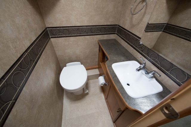 Photo 15 - 2015 Winnebago Class C Motorhome rental photo 17