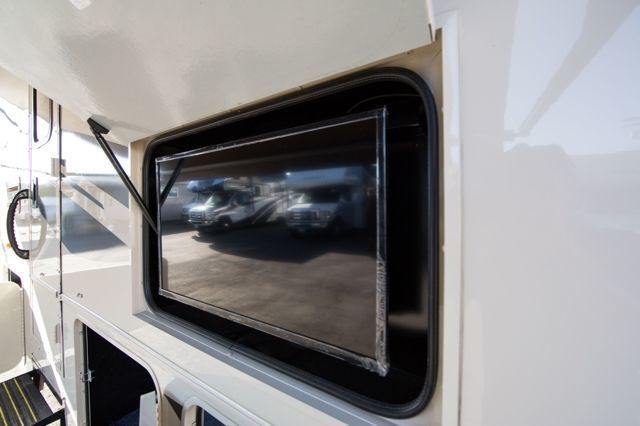 Photo 6 - 2017 Winnebago Class A Motorhome rental photo 8