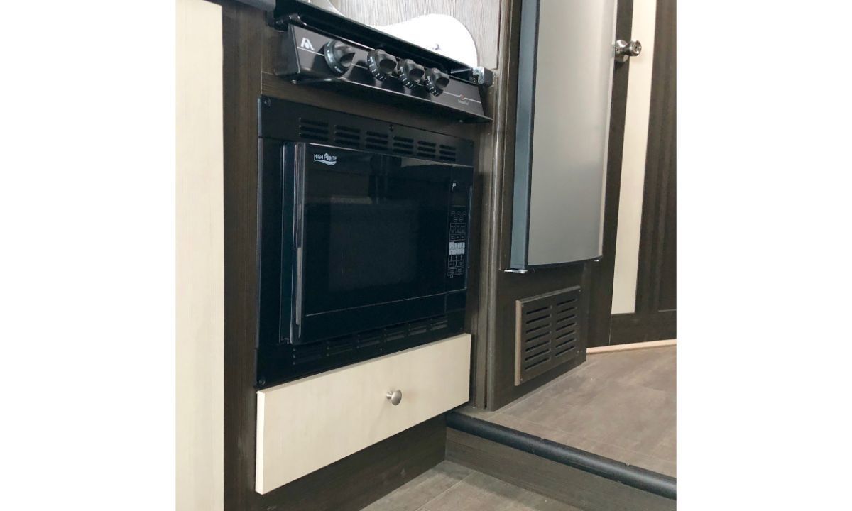 Photo 6 - 2018 Coachmen Class C Motorhome rental photo 8