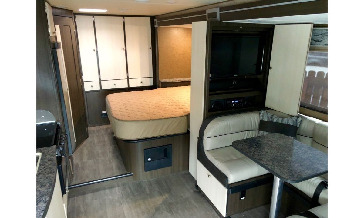 Photo 11 - 2018 Coachmen Class C Motorhome rental photo 13