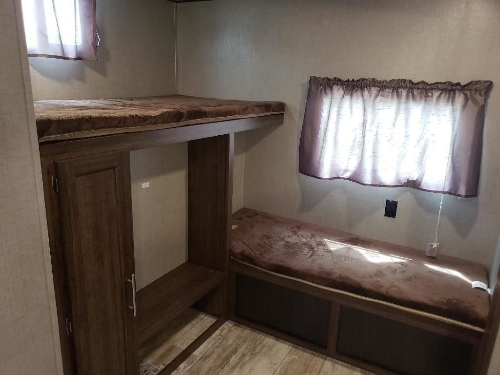 Photo 5 - 2019 Crossroads Rv Travel Trailer rental photo 7