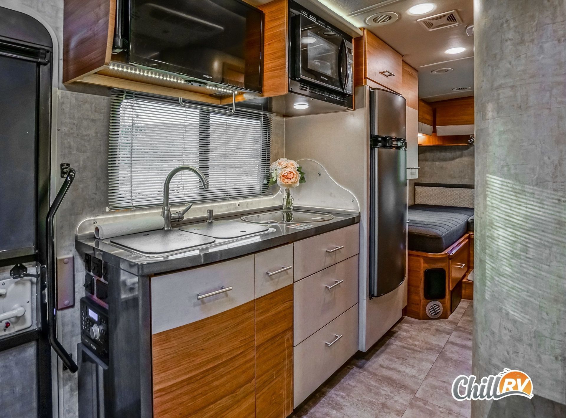 Photo 9 - 2016 Winnebago Class C Motorhome rental photo 11