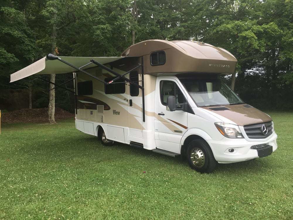 Photo 10 - 2016 Winnebago Class C Motorhome rental photo 12