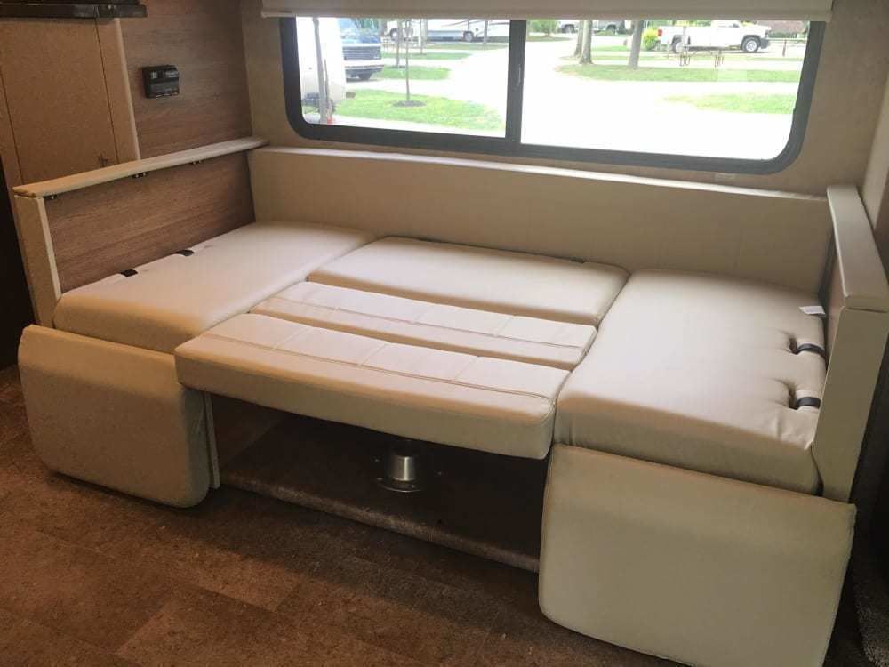 Photo 5 - 2017 Winnebago Class C Motorhome rental photo 7