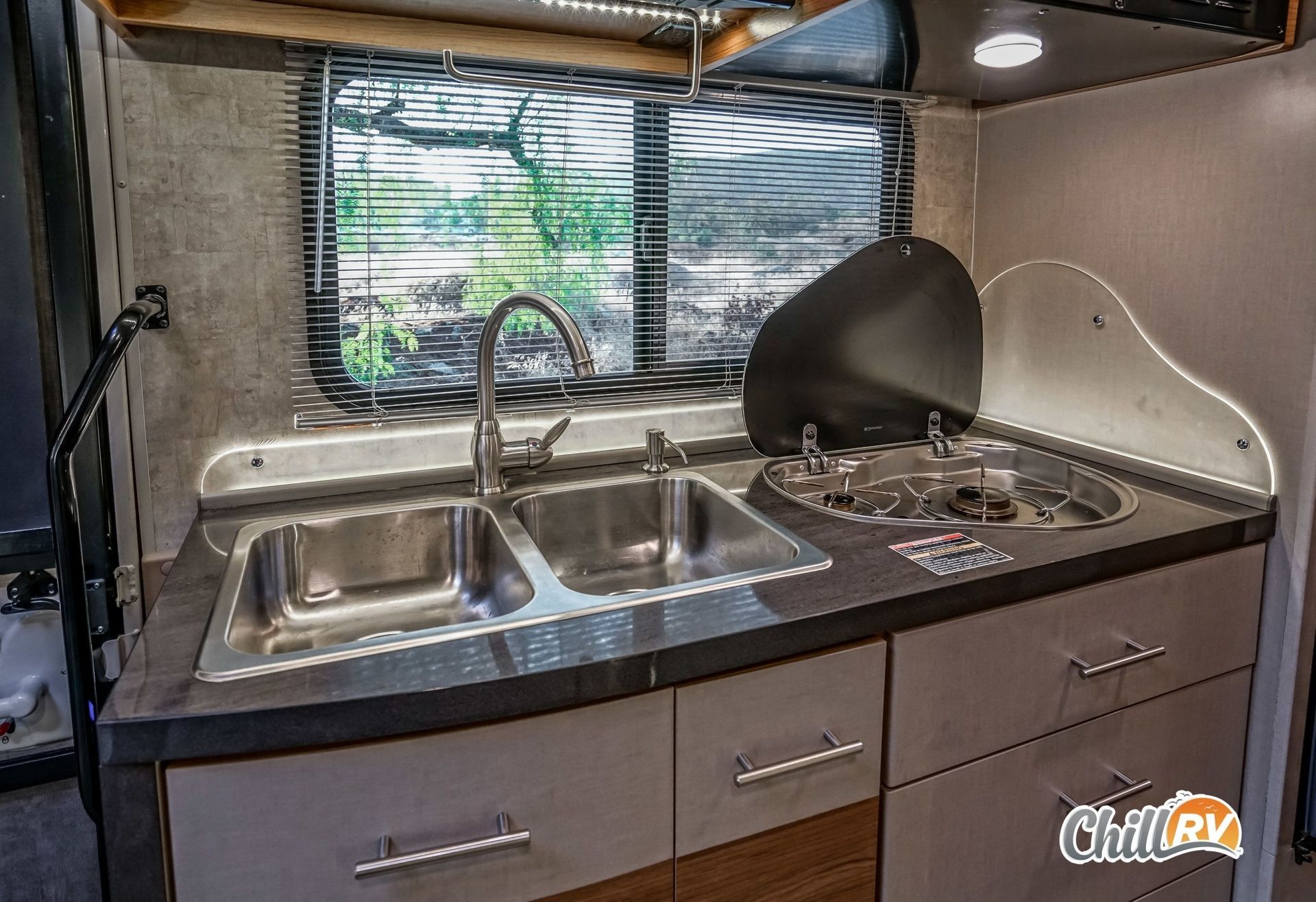 Photo 7 - 2018 Winnebago Class C Motorhome rental photo 9