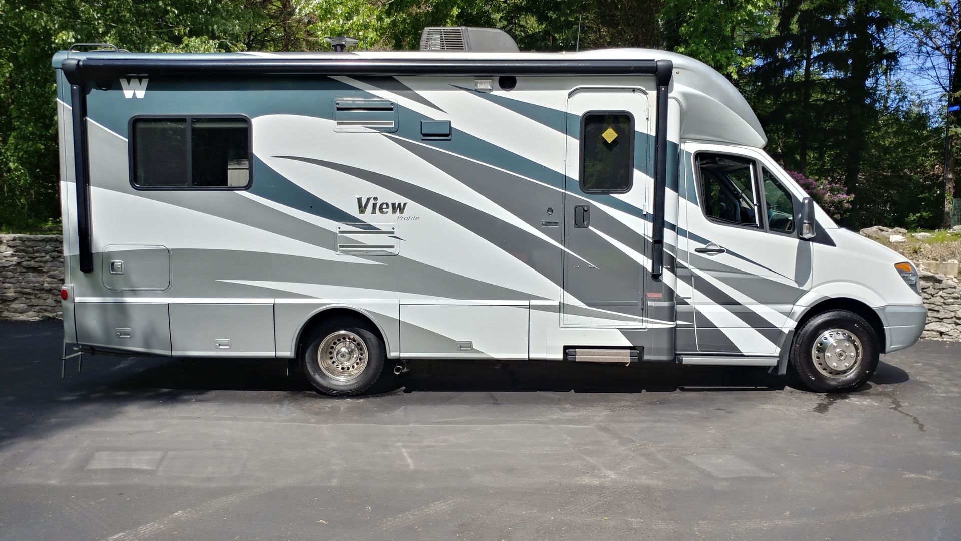 Photo 7 - 2013 Winnebago Class C Motorhome rental photo 9
