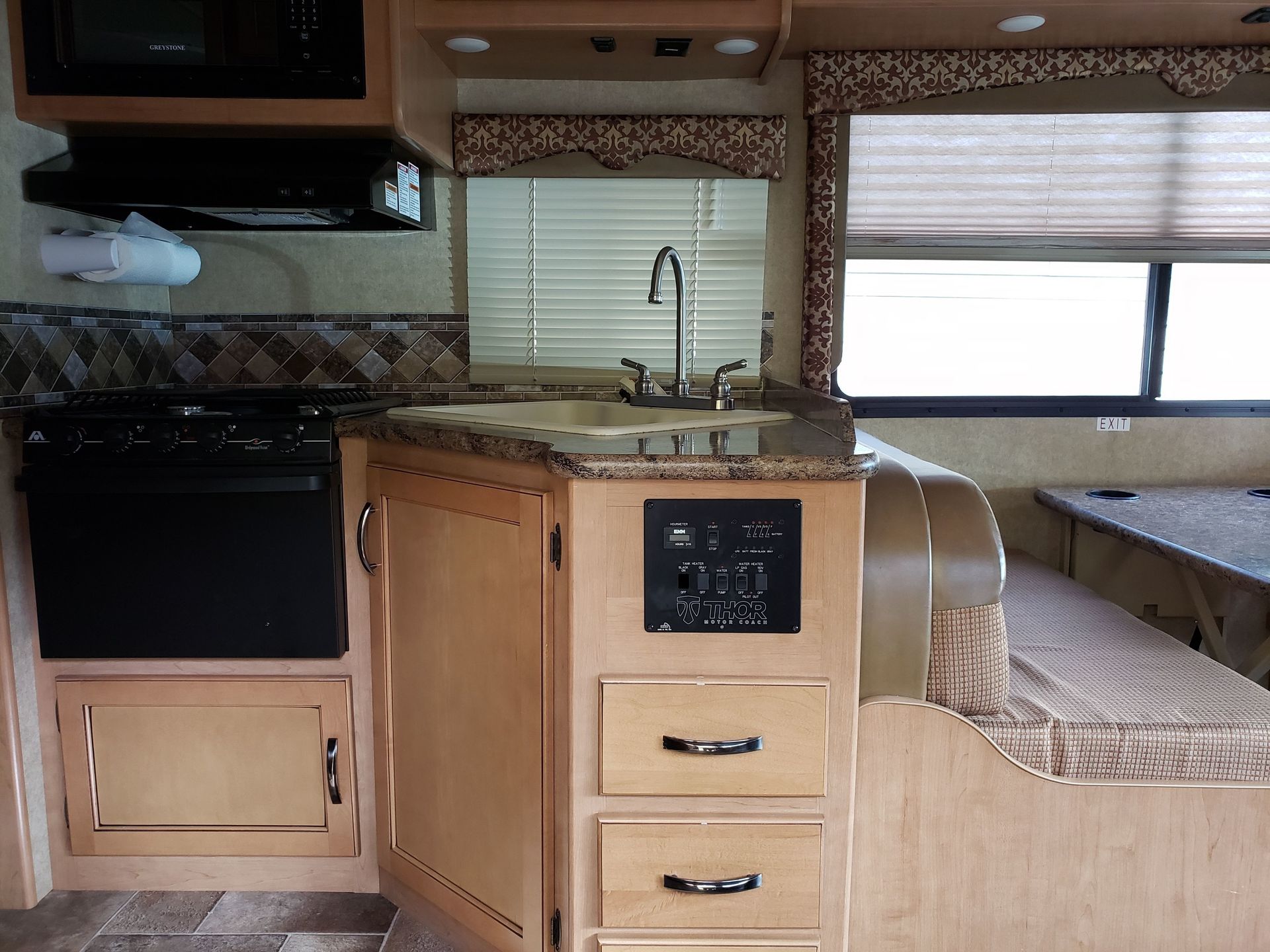 Photo 3 - 2016 Thor Class C Motorhome rental photo 5