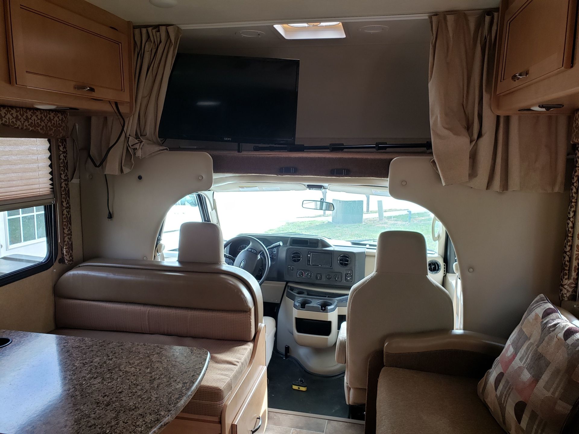 Photo 4 - 2016 Thor Class C Motorhome rental photo 6