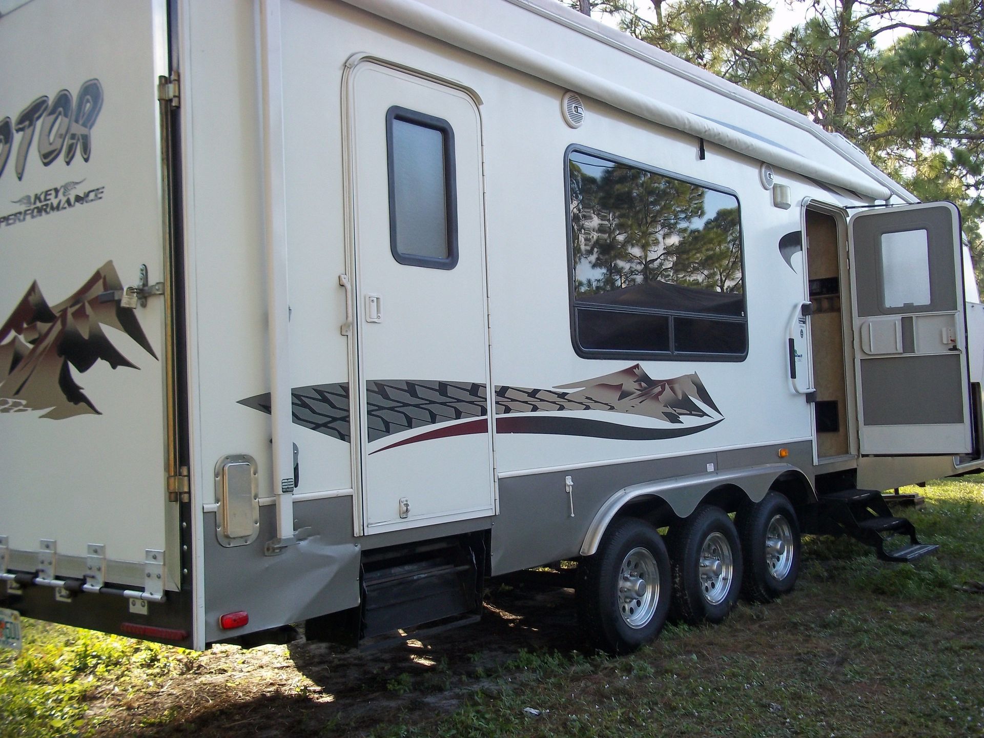 Photo 4 - 2007 Keystone Rv Toy Hauler rental photo 6