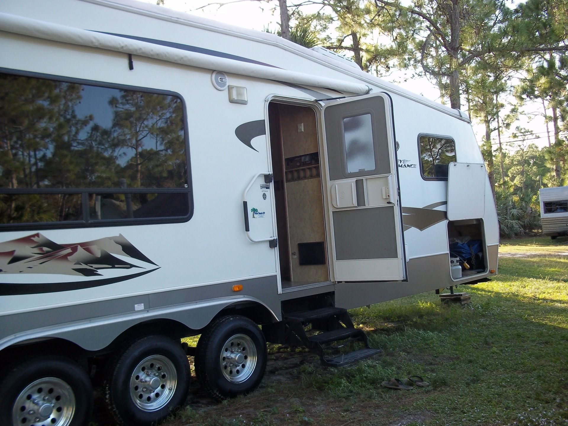 Photo 5 - 2007 Keystone Rv Toy Hauler rental photo 7