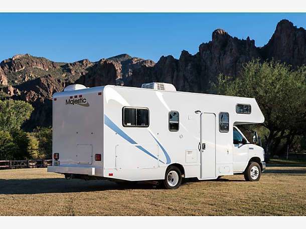 Photo 1 - 2016 Thor Class C Motorhome rental photo 3