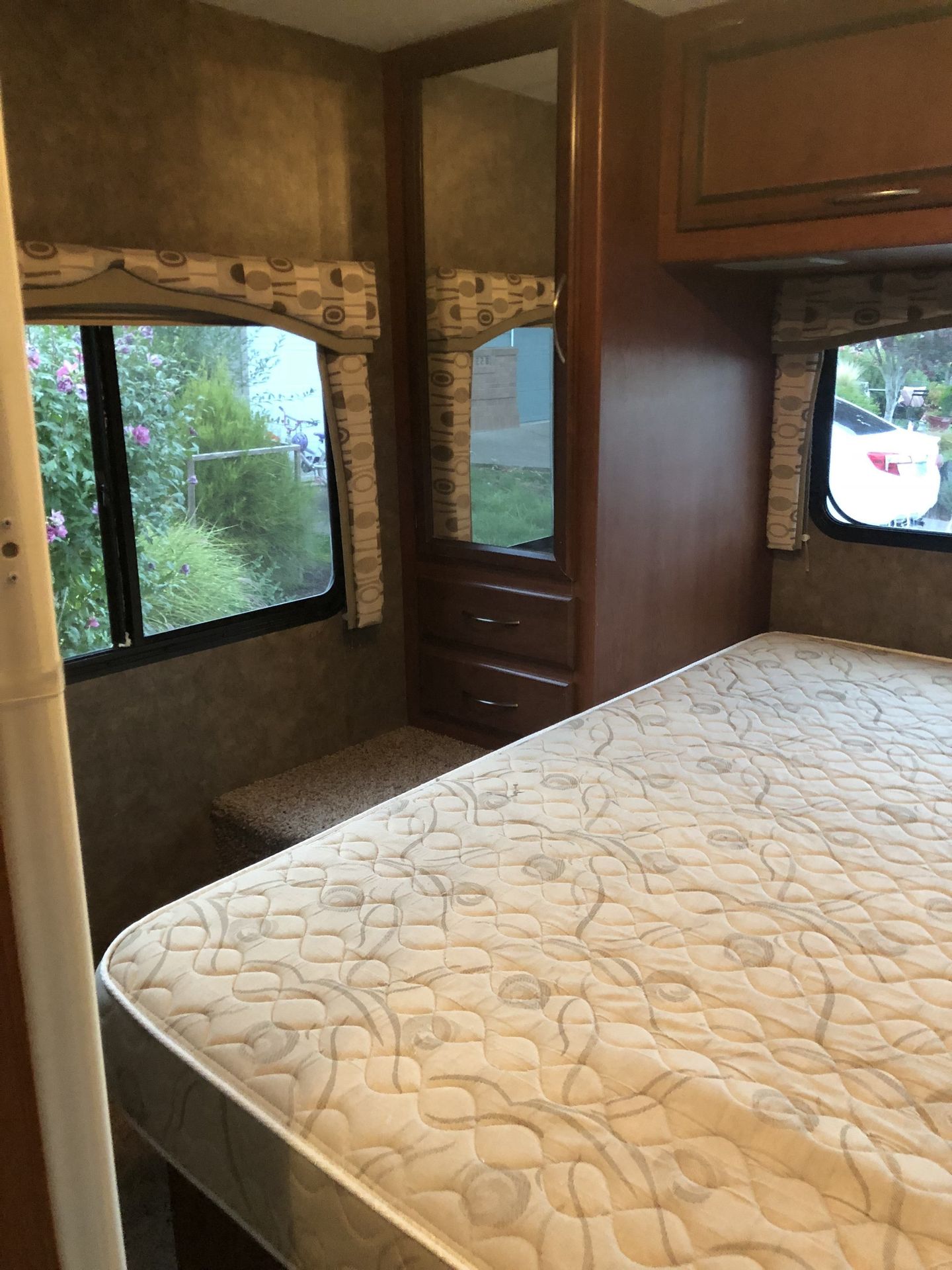 Photo 7 - 2013 Thor Class C Motorhome rental photo 9