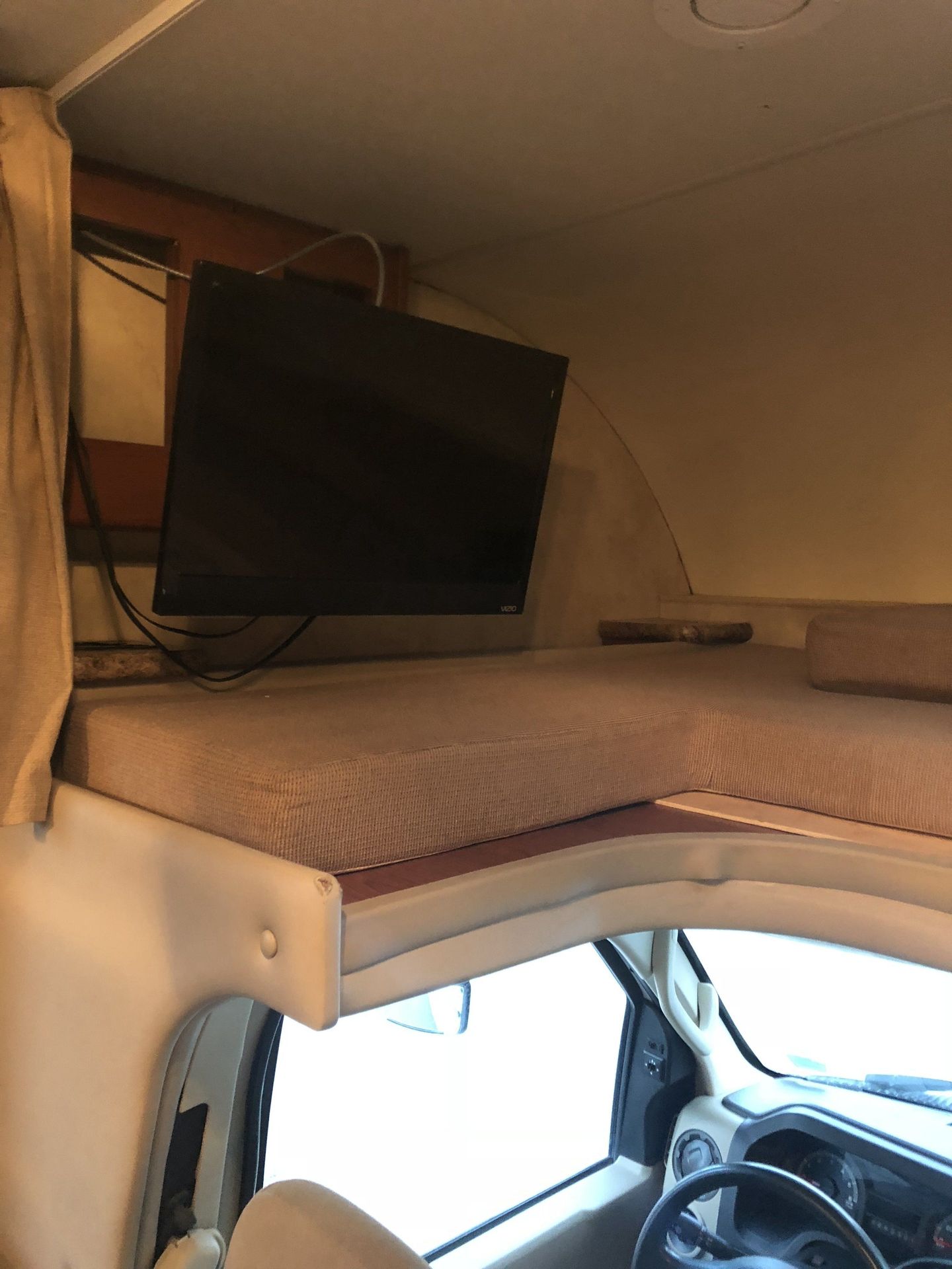 Photo 9 - 2013 Thor Class C Motorhome rental photo 11